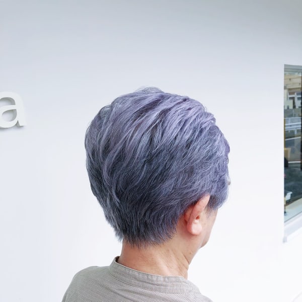 酸性カラーでグレーヘアをおしゃれに