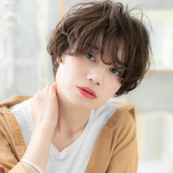 アシンメトリーなくせ毛風マッシュショート　ルーズ
