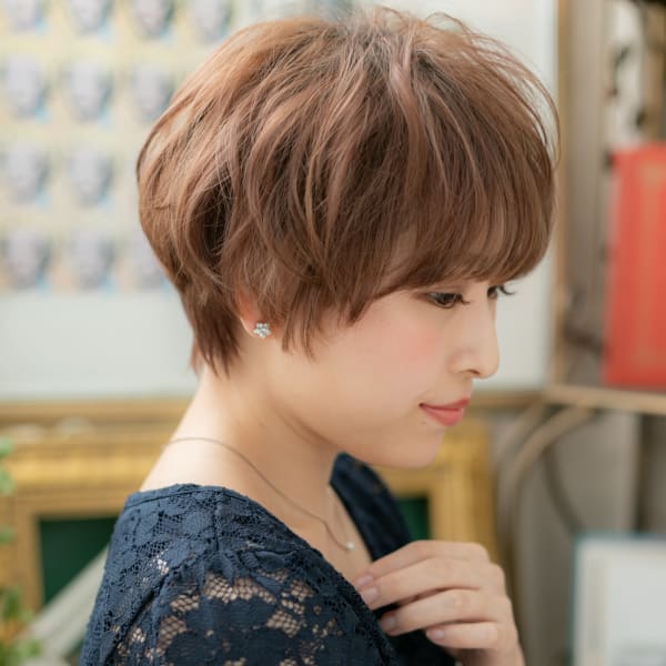 斜めバングで小顔くせ毛風ショートボブ　似合わせカット