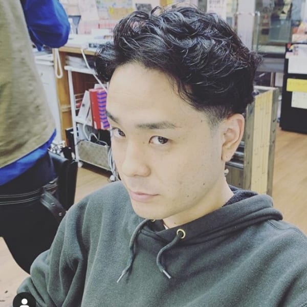 パーマでバックに流してフェードスタイリッシュ