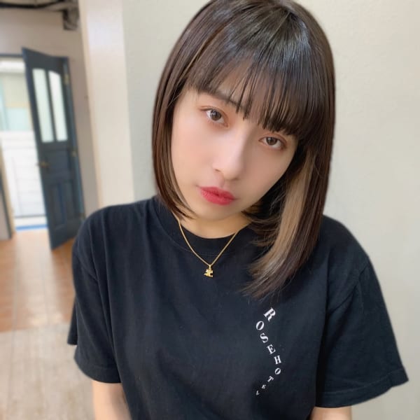 ミルクティーベージュインナーカラー　ぱつっと前下がりボブ