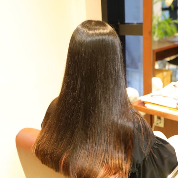 自然な仕上がりになる酸性域の縮毛矯正