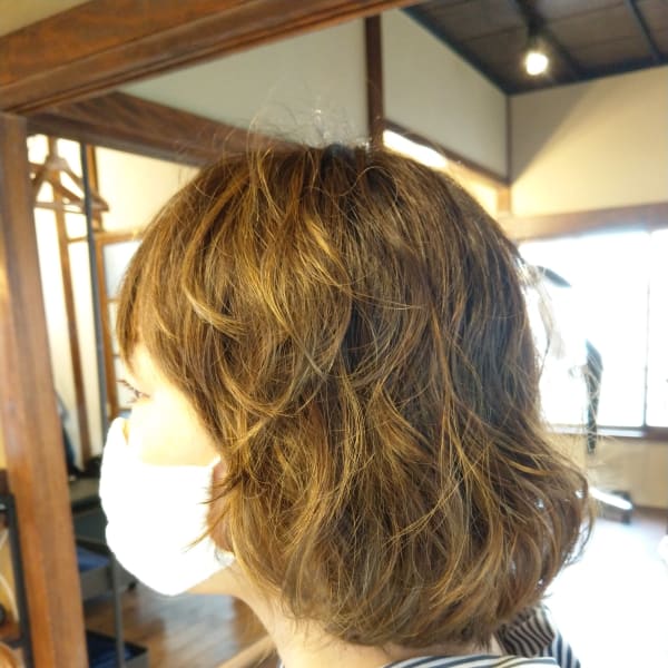 アッシュ系で全体メッシュの柔らかボブ