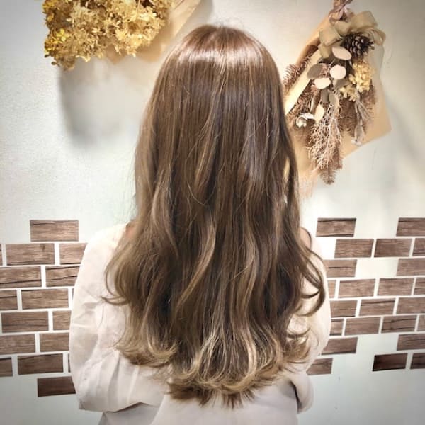 ロングヘアのグラデーションカラー