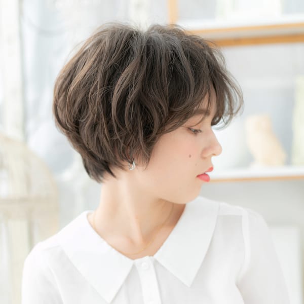 センターパートで抜け感…大人前下がりボブ くせ毛風