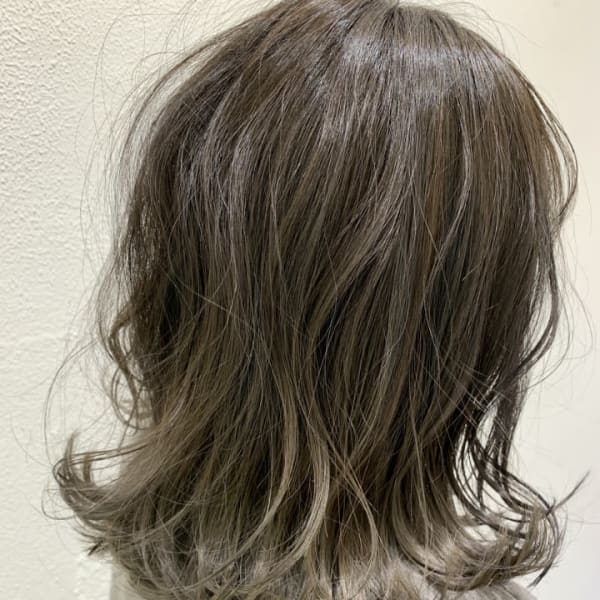 「グレージュカラー×ハイライト」