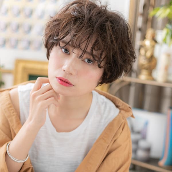 アシンメトリーなくせ毛風マッシュショート　シースルーバング