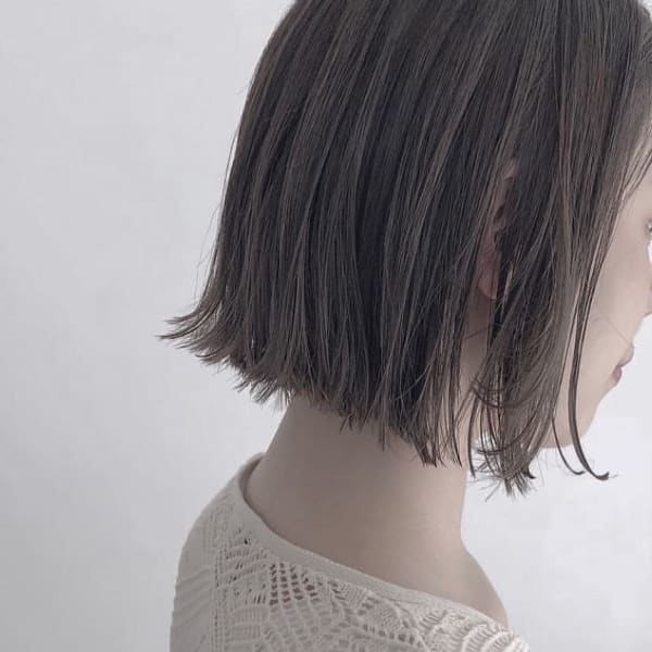 切りっぱなしボブ 透明感あるベージュ