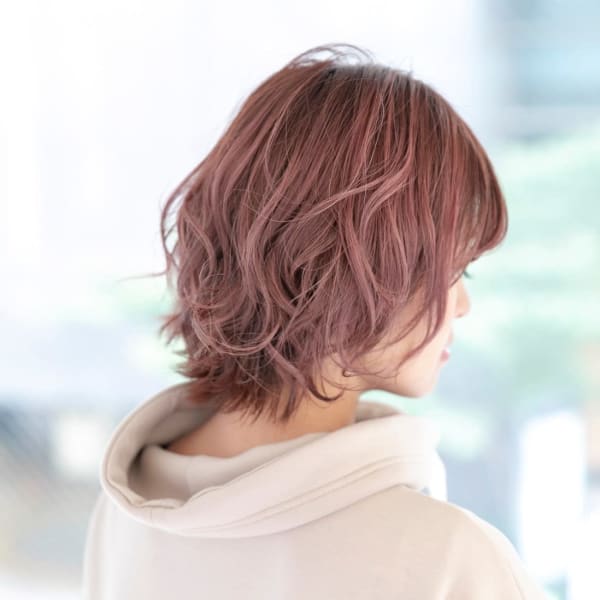 ピンクベージュ×ウェーブで、フェミニンなモテ髪に♪