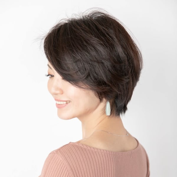 大人女性の暗髪ショート