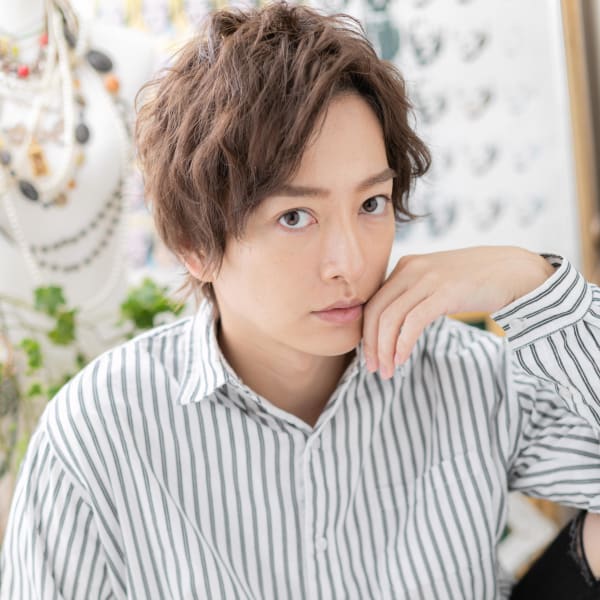 くせ毛風パーマでセクシー★かき上げヘア　ソフトツーブロック