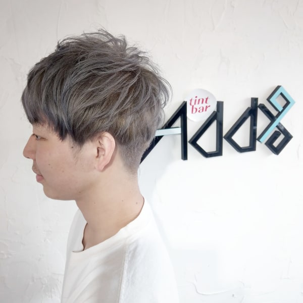 ショートマッシュ　ケアブリーチ　アッシュグレー　Wカラー