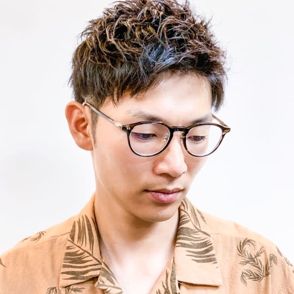 夏スタイルなツーブロックアップバングショート　刈り上げ