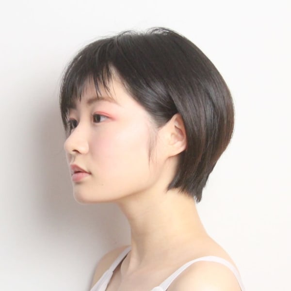 大人かわいい黒髪小顔耳かけショートボブ