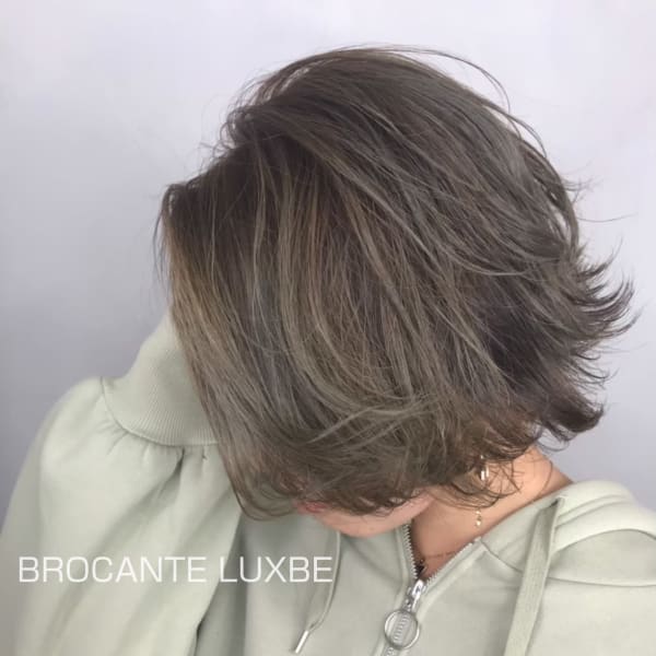 グレージュ ショートボブ 前下がりボブ シルバーアッシュ 