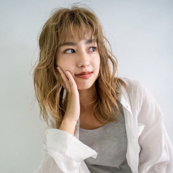 《中目黒サロンe's》抜け感くせ毛風ウェーブミディ【佐久間】