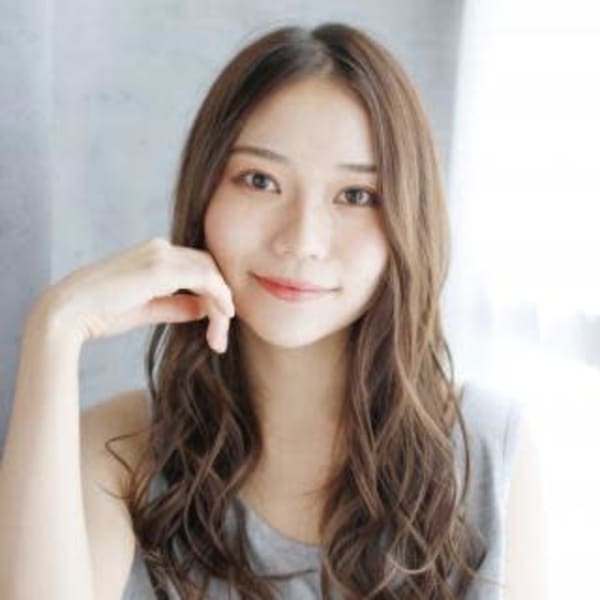 センターパートのナチュラルカールスタイル