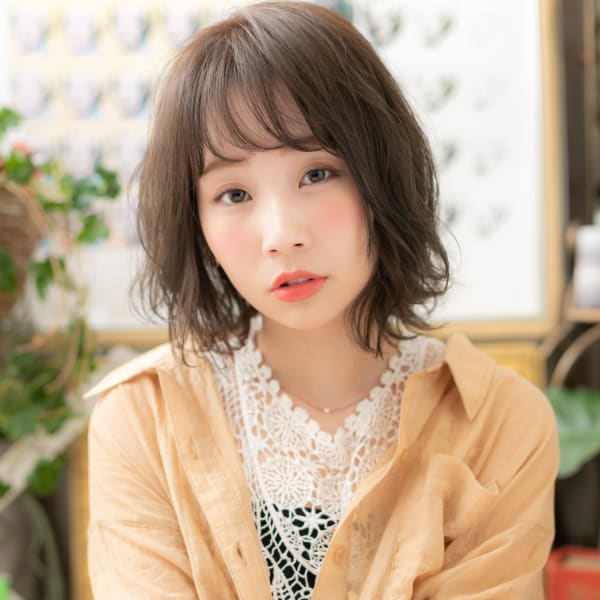 オリーブアッシュ斜めバングくせ毛風大人ボブ　ゆるふわ