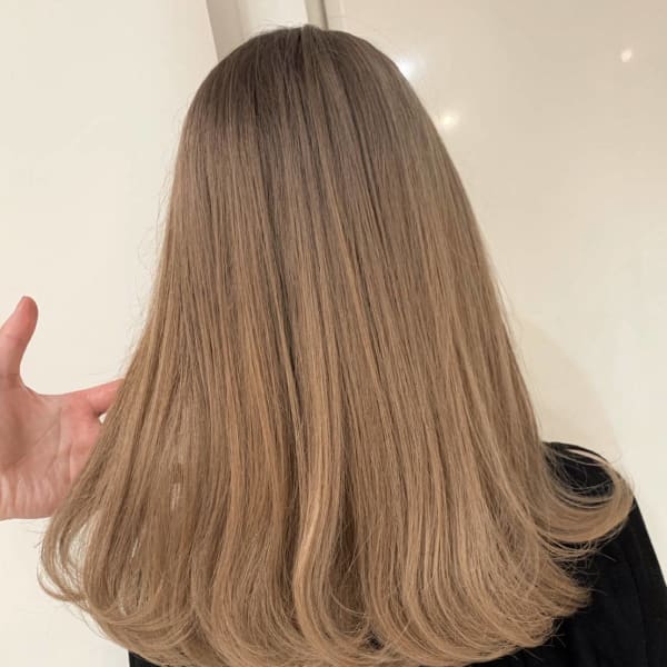 グレーベージュ