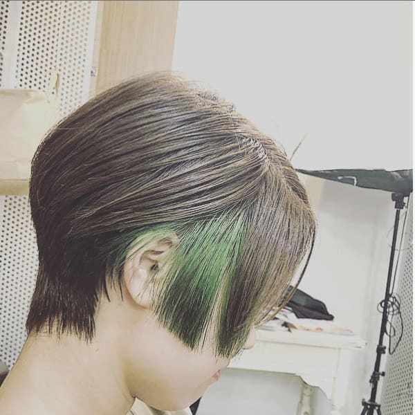 オリーブカラーにエメラルドグリーン