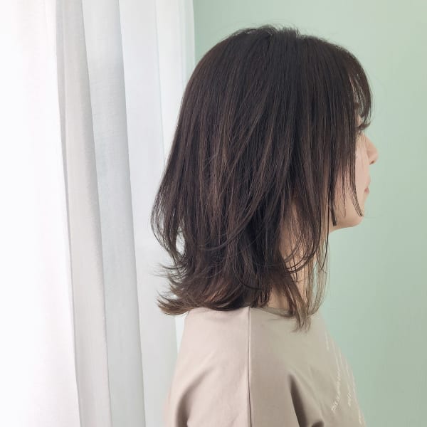 インナーカラー×ミディアムベースのゆったりレイヤー|manon hair design..