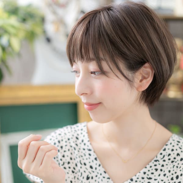 大人かわいいダークカラー前下がりショート ひし形ショート