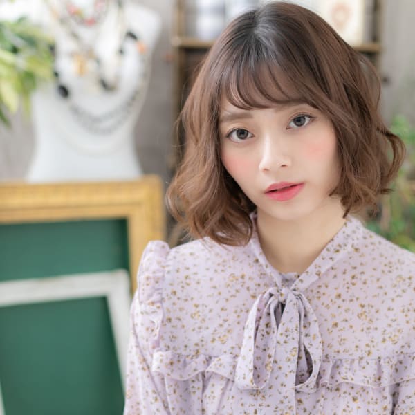 ラベージュ斜めバングくせ毛風小顔ふわミディ 抜け感ヘア