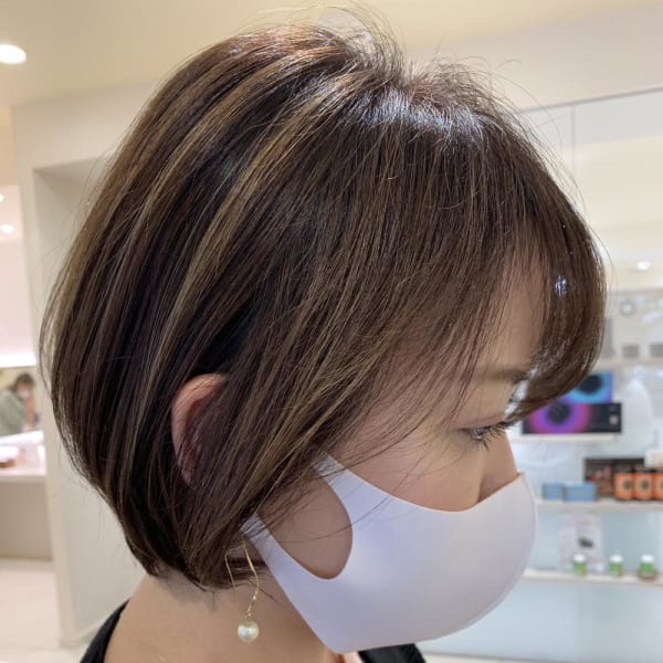 【白髪ぼかしハイライト×ショートボブ】