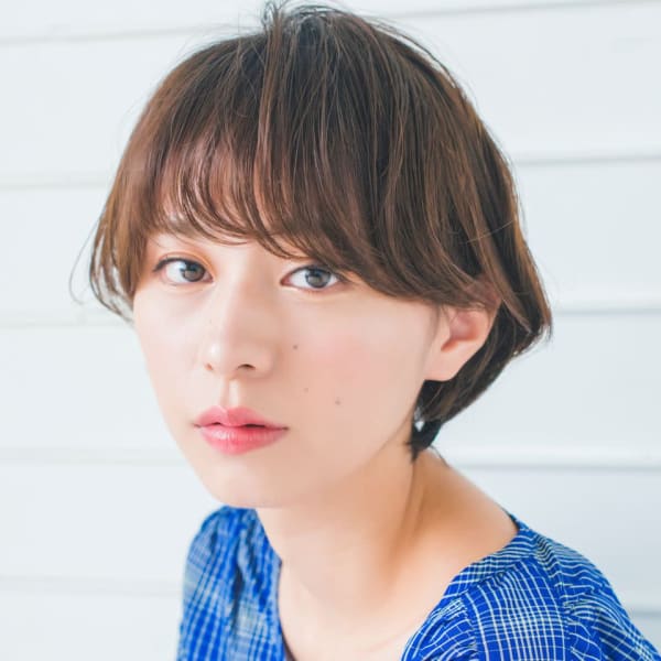 小顔に見えるやわらかショートヘア