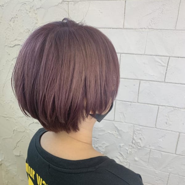 ショートボブ×ピンクベージュ