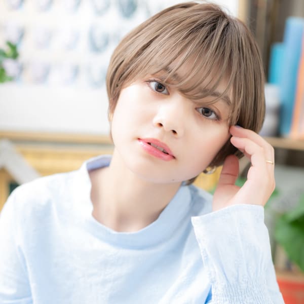 ミルキーベージュで外国人風小顔セシルカット ハイトーンカラー