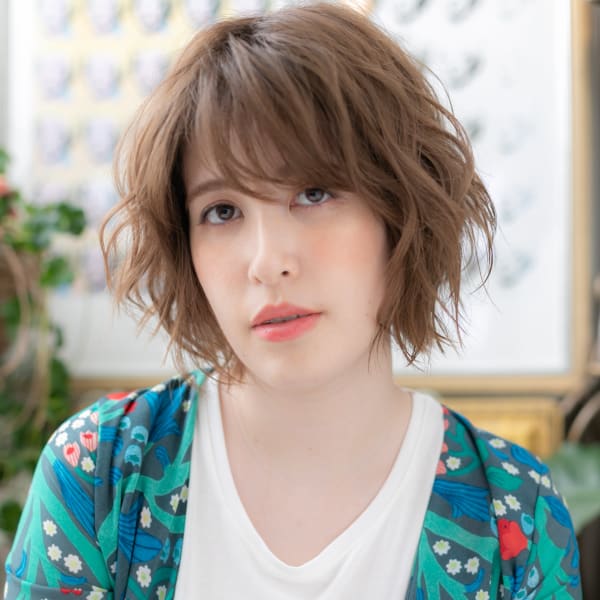 くせ毛風斜めバング外国人風ゆるふわ大人ボブ　ベージュ系カラー