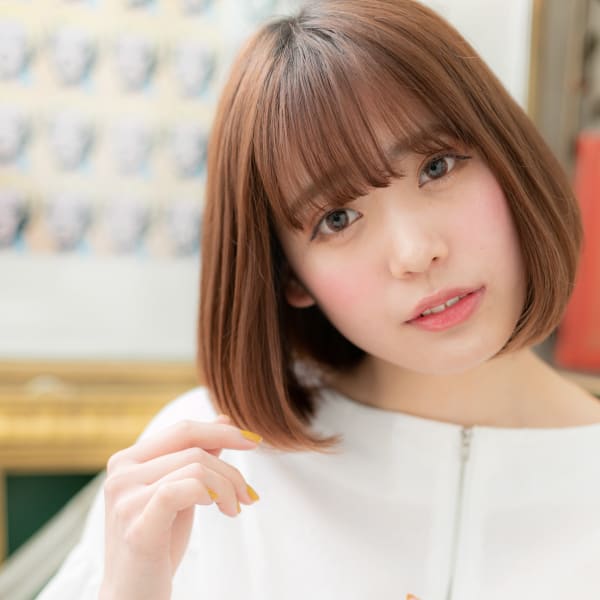 シースルーバング艶ブラウン小顔前下がりボブ ベージュ系カラー