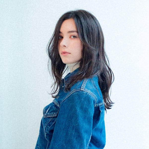 小顔センターパートロングレイヤー暗髪ヨシンモリ毛先パーマ