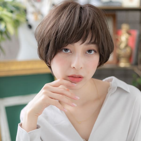小顔レイヤーカットの黒髪大人ボブショート シースルー前髪