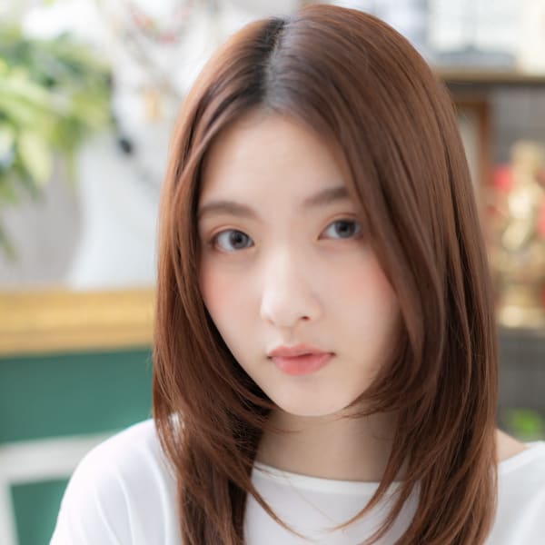 センターパートレッドブラウン小顔セミディ シースルー前髪