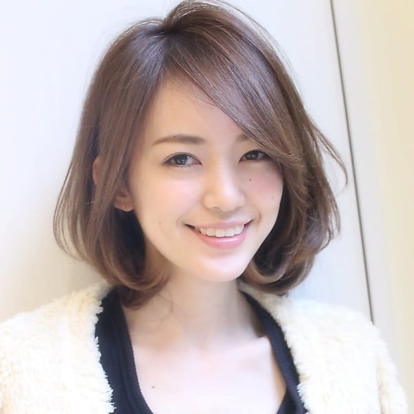 小顔斜めバング大人かわいいマーメイドアッシュ