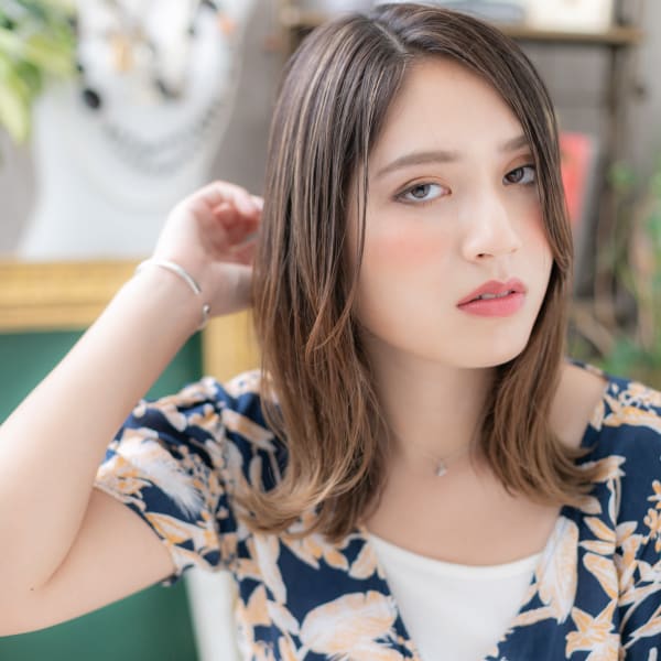 アシンメトリーグラデーションカラー小顔ロブ　外人風カラー