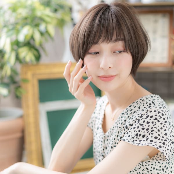 大人かわいいダークカラー前下がりショート　ショートバング