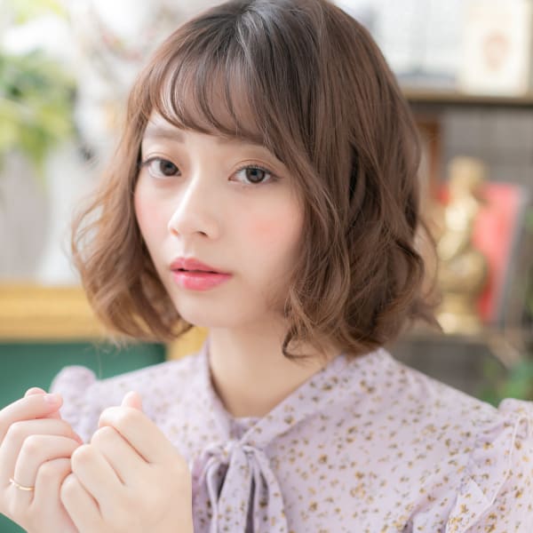 ラベージュ斜めバングくせ毛風小顔ふわミディ オン眉