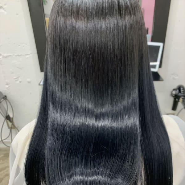 髪質改善/縮毛矯正・ネイビーブルーのストレートヘア