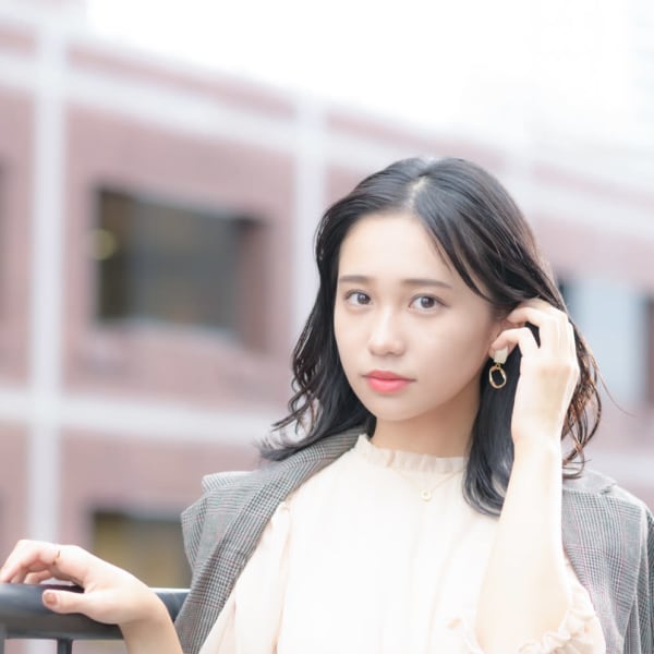 耳掛けセンターパート×濡れ髪外ハネミディ