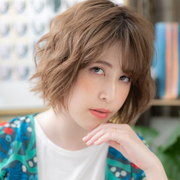 くせ毛風斜めバング外国人風ゆるふわ大人ボブ　ミニボブ