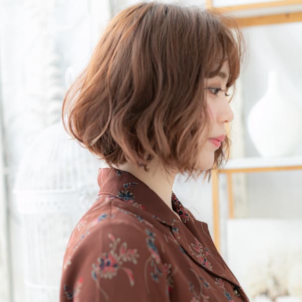 くせ毛風フリンジウェーブ斜めバング小顔ロブ　ウェットヘア