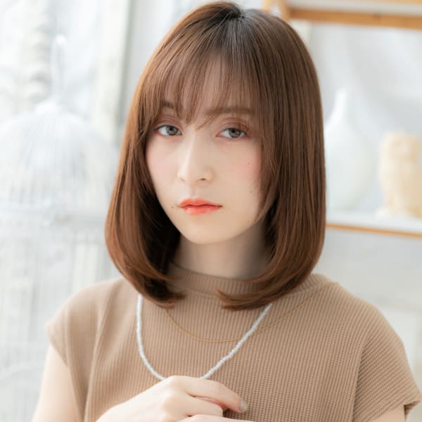 斜めバングココアブラウン小顔ワンカールロブ　透け感