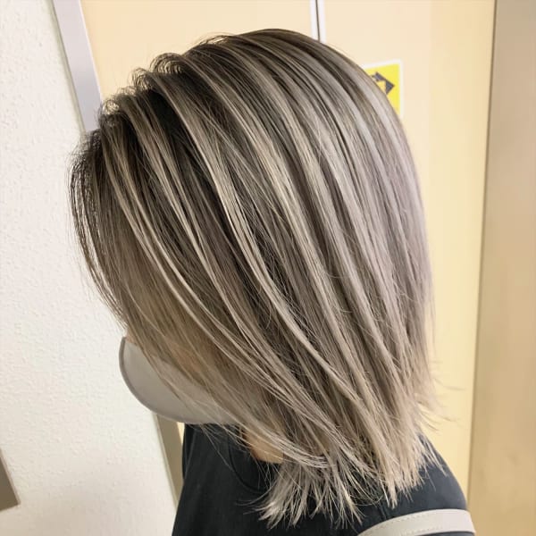 ブリーチカラー/シャドールーツで創るパールベージュのロブ