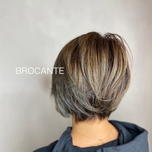 ショートボブ アッシュブラウン ハイライト wカラー