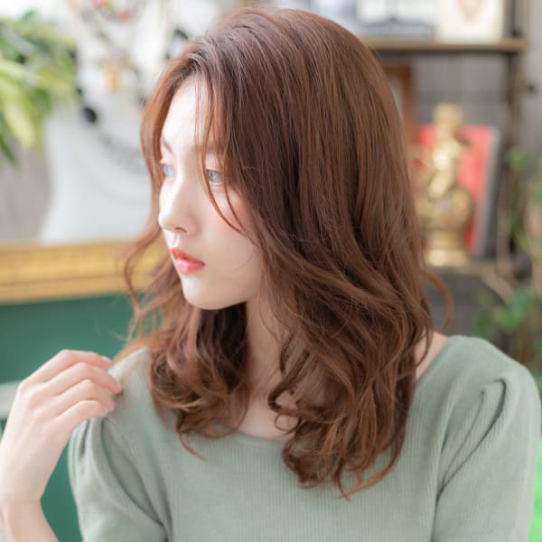 くせ毛風セミディ…グラマラスレイヤーカット かきあげ前髪
