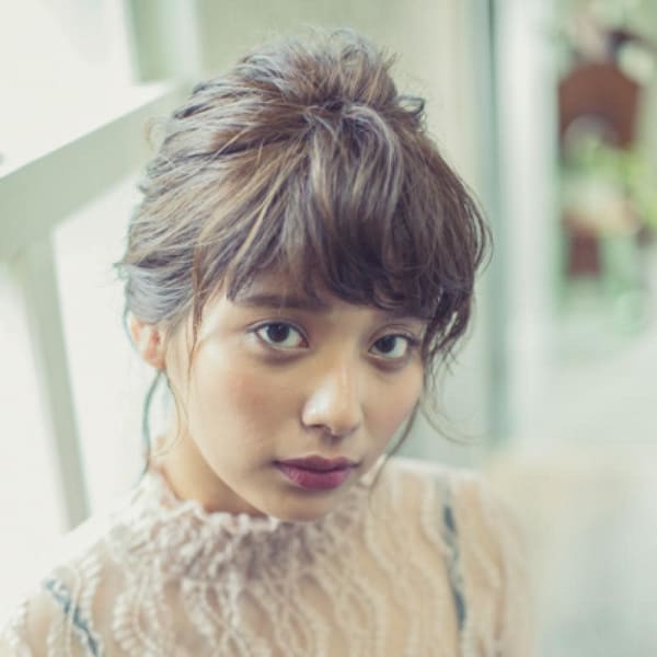 大人フェミニンまとめ髪アップスタイル