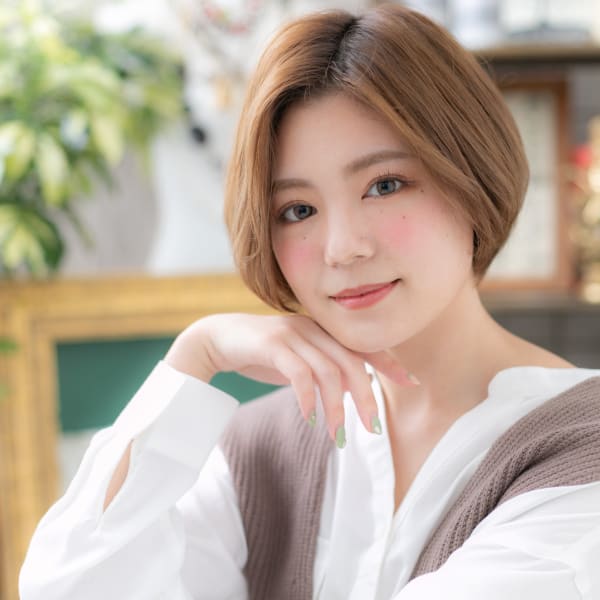 小顔前下がりミニボブ…外国人風シアーカラー　ルーズヘア